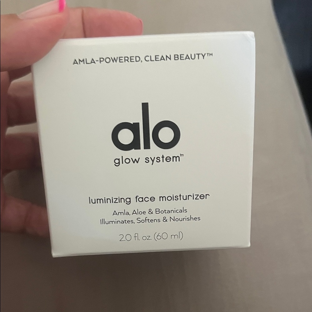 ALO Yoga Glow System Luminizing Face Moisturizer - White